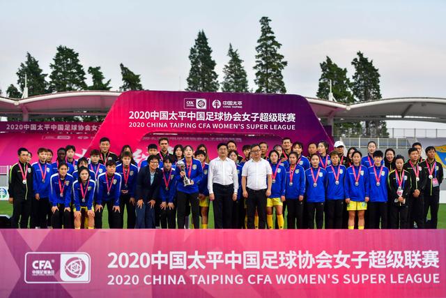 于东来惹上争议，力挺韩红后引发舆论风波
